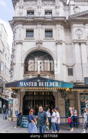Un panneau pour mon maître constructeur par Lila Raicek devant le théâtre Wyndham à Charing Cross Road, Londres. Banque D'Images
