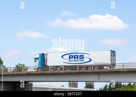 Un camion articulé bleu et blanc PRS distribution se déplace avec une remorque à boîte blanche le long de la rocade A5 à Tamworth, au Royaume-Uni. Banque D'Images