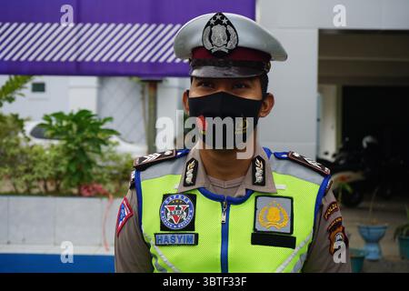 17 septembre 2020, Makassar, Sulawesi du Sud, Indonésie : les policiers indonésiens portent des masques dans l’accomplissement de leurs tâches et activités quotidiennes. L’utilisation de masques est obligatoire pour tous les policiers, en particulier les policiers de la circulation, car ils sont toujours en contact avec les gens dans la rue pour éviter la propagation du COVID-19. (Crédit image : © Herwin Bahar/ZUMA Wire) Banque D'Images