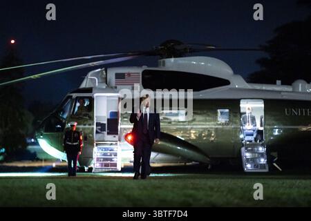 15 septembre 2020, Washington, District de Columbia, États-Unis d'Amérique : le président Donald J. Trump fait des vagues alors qu'il traverse la pelouse sud de la Maison Blanche mardi 15 septembre 2020, concluant son voyage en Pennsylvanie...les gens : le président Donald Trump. (Crédit image : © SMG via ZUMA Wire) Banque D'Images