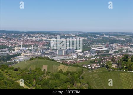 Vue panoramique sur la ville de Stuttgart avec des vignobles au premier plan, en arrière-plan l'usine Mercedes-Benz de Stuttgart-Untertuerkheim et Banque D'Images