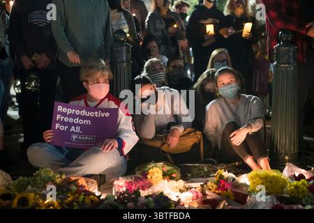 19 septembre 2020, États-Unis : des centaines de personnes se rassemblent pour rendre hommage à la juge de la Cour suprême Ruth Bader Ginsburg devant la Cour suprême des États-Unis à Washington, DC, samedi 19 septembre 2020. La juge Ginsburg est décédée chez elle d'un cancer du pancréas à l'âge de 87 ans. Crédit : Rod Lamkey / CNP (crédit image : © Rod Lamkey / CNP via ZUMA Wire) Banque D'Images