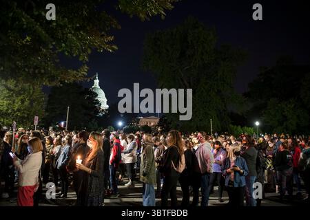 19 septembre 2020, États-Unis : des centaines de personnes se rassemblent pour rendre hommage à la juge de la Cour suprême Ruth Bader Ginsburg devant la Cour suprême des États-Unis à Washington, DC, samedi 19 septembre 2020. La juge Ginsburg est décédée chez elle d'un cancer du pancréas à l'âge de 87 ans. Crédit : Rod Lamkey / CNP (crédit image : © Rod Lamkey / CNP via ZUMA Wire) Banque D'Images