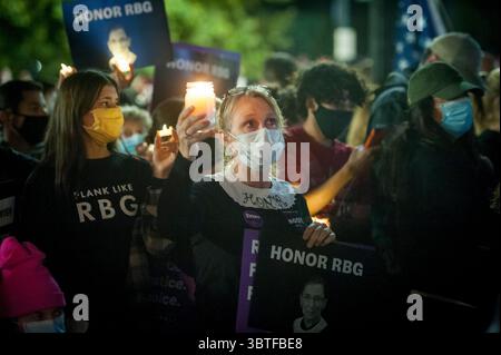 19 septembre 2020, États-Unis : des centaines de personnes se rassemblent pour rendre hommage à la juge de la Cour suprême Ruth Bader Ginsburg devant la Cour suprême des États-Unis à Washington, DC, samedi 19 septembre 2020. La juge Ginsburg est décédée chez elle d'un cancer du pancréas à l'âge de 87 ans. Crédit : Rod Lamkey / CNP (crédit image : © Rod Lamkey / CNP via ZUMA Wire) Banque D'Images