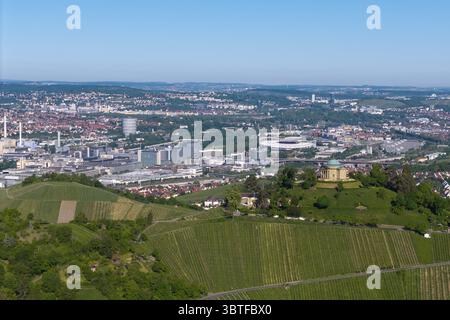 Photo panoramique d'un paysage urbain avec un bâtiment sur une colline de vignoble, vue de la chapelle funéraire de Stuttgart-Rotenberg, en arrière-plan la Mercedes- Banque D'Images