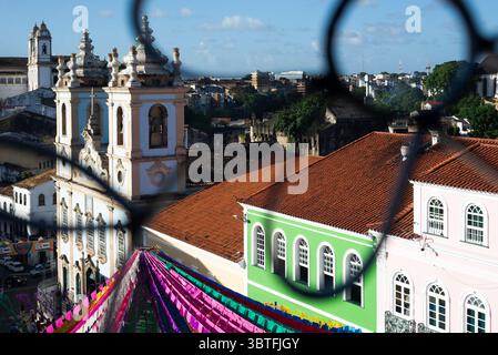 Salvador, Bahia, Brésil - 18 juin 2025 : vue d'en haut des églises et des maisons coloniales à Pelourinho, le centre historique de la ville de Salvador, B. Banque D'Images
