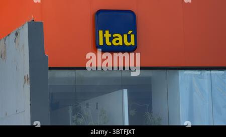Vue de la façade avec le logo de Bano Itau dans la ville de Salvador, Bahia. Banque D'Images