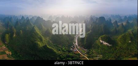 18 avril 2013, Chine : vue aérienne panoramique des montagnes de Guilin, Chine (crédit image : © Airpano LLC/Amazing Aerial via ZUMA Wire) Banque D'Images