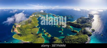 19 mai 2015, Indonésie : vue aérienne panoramique de l'île de Wajag à Raja Ampat, Indonésie (crédit image : © Airpano LLC/Amazing Aerial via ZUMA Wire) Banque D'Images