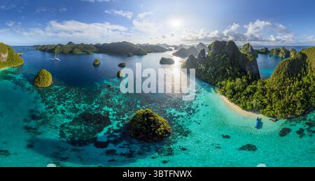 19 mai 2015, Indonésie : vue aérienne de l'île de Wajag à Raja Ampat, Indonésie (crédit image : © Airpano LLC/Amazing Aerial via ZUMA Wire) Banque D'Images