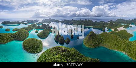 19 mai 2015, Indonésie : vue aérienne de l'île de Wajag à Raja Ampat, Indonésie (crédit image : © Airpano LLC/Amazing Aerial via ZUMA Wire) Banque D'Images