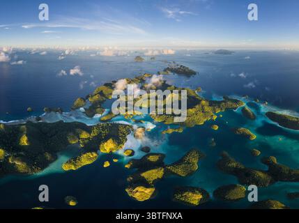 19 mai 2015, Indonésie : vue aérienne de l'île de Wajag à Raja Ampat, Indonésie (crédit image : © Airpano LLC/Amazing Aerial via ZUMA Wire) Banque D'Images