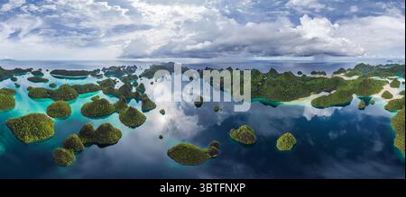 19 mai 2015, Indonésie : vue aérienne panoramique de l'île de Wajag à Raja Ampat, Indonésie (crédit image : © Airpano LLC/Amazing Aerial via ZUMA Wire) Banque D'Images