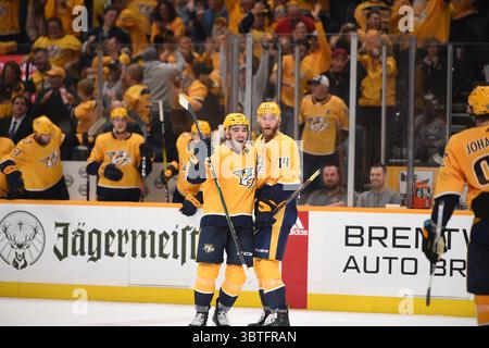 10 octobre 2019 : le défenseur des Nashville Predators Dante Fabbro (57 ans) célèbre le but du défenseur Mattias Ekholm (14 ans) contre les Capitals de Washington lors de la troisième période entre les Capitals de Washington et les Predators de Nashville à Bridgestone Arena à Nashville Tennessee. (Crédit photo obligatoire : Steve Roberts/CSM)(crédit image : &copy ; Steve Roberts/Cal Sport Media/CSM via ZUMA Wire) Banque D'Images