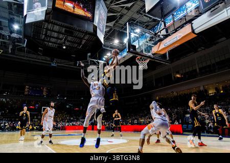 11 octobre 2019, Moscou, Russie : Anthony Gill, #13 de Khimki Moscow en action contre Kirolbet Baskonia lors du match d'ouverture de la saison 2019-2020 de Turkish Airlines Euroleague..Khimki Moscow a battu Kirolbet Baskonia Vitoria Gasteiz : 79-76 (crédit image : © Nicholas Muller/SOPA images via ZUMA Wire) Banque D'Images