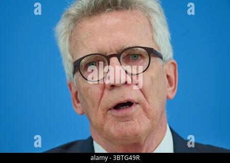 Bundesminister a. D. Thomas de Maiziere waehrend der Vorstellung des Abschlussberichts der Initiative fuer einen handlungsfaehigen Staat AM 14. Juillet 2025 à Berlin., USAGE ÉDITORIAL EXCLUSIF *** ancien ministre fédéral Thomas de Maiziere lors de la présentation du rapport final de l'Initiative pour un Etat capable d'agir le 14 juillet 2025 à Berlin, USAGE ÉDITORIAL EXCLUSIF Copyright : epd-bild/ChristianxDitsch D25D0714InitiativeHandlungStaat140937 Banque D'Images