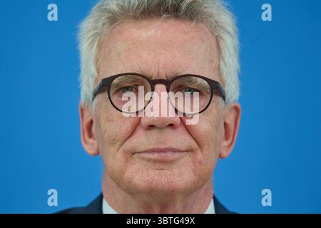 Bundesminister a. D. Thomas de Maiziere waehrend der Vorstellung des Abschlussberichts der Initiative fuer einen handlungsfaehigen Staat AM 14. Juillet 2025 à Berlin., USAGE ÉDITORIAL EXCLUSIF *** ancien ministre fédéral Thomas de Maiziere lors de la présentation du rapport final de l'Initiative pour un Etat capable d'agir le 14 juillet 2025 à Berlin, USAGE ÉDITORIAL EXCLUSIF Copyright : epd-bild/ChristianxDitsch D25D0714InitiativeHandlungStaat140352 Banque D'Images