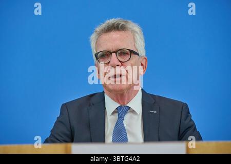 Bundesminister a. D. Thomas de Maiziere waehrend der Vorstellung des Abschlussberichts der Initiative fuer einen handlungsfaehigen Staat AM 14. Juillet 2025 à Berlin., USAGE ÉDITORIAL EXCLUSIF *** ancien ministre fédéral Thomas de Maiziere lors de la présentation du rapport final de l'Initiative pour un Etat capable d'agir le 14 juillet 2025 à Berlin, USAGE ÉDITORIAL EXCLUSIF Copyright : epd-bild/ChristianxDitsch D25D0714InitiativeHandlungStaat141345 Banque D'Images