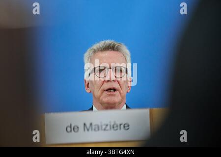 Bundesminister a. D. Thomas de Maiziere waehrend der Vorstellung des Abschlussberichts der Initiative fuer einen handlungsfaehigen Staat AM 14. Juillet 2025 à Berlin., USAGE ÉDITORIAL EXCLUSIF *** ancien ministre fédéral Thomas de Maiziere lors de la présentation du rapport final de l'Initiative pour un Etat capable d'agir le 14 juillet 2025 à Berlin, USAGE ÉDITORIAL EXCLUSIF Copyright : epd-bild/ChristianxDitsch D25D0714InitiativeHandlungStaat141255 Banque D'Images