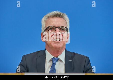 Bundesminister a. D. Thomas de Maiziere waehrend der Vorstellung des Abschlussberichts der Initiative fuer einen handlungsfaehigen Staat AM 14. Juillet 2025 à Berlin., USAGE ÉDITORIAL EXCLUSIF *** ancien ministre fédéral Thomas de Maiziere lors de la présentation du rapport final de l'Initiative pour un Etat capable d'agir le 14 juillet 2025 à Berlin, USAGE ÉDITORIAL EXCLUSIF Copyright : epd-bild/ChristianxDitsch D25D0714InitiativeHandlungStaat141525 Banque D'Images