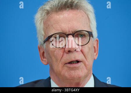 Bundesminister a. D. Thomas de Maiziere waehrend der Vorstellung des Abschlussberichts der Initiative fuer einen handlungsfaehigen Staat AM 14. Juillet 2025 à Berlin., USAGE ÉDITORIAL EXCLUSIF *** ancien ministre fédéral Thomas de Maiziere lors de la présentation du rapport final de l'Initiative pour un État capable d'agir le 14 juillet 2025 à Berlin, USAGE ÉDITORIAL EXCLUSIF Copyright : epd-bild/ChristianxDitsch D25D0714InitiativeHandlungStaat140918 Banque D'Images