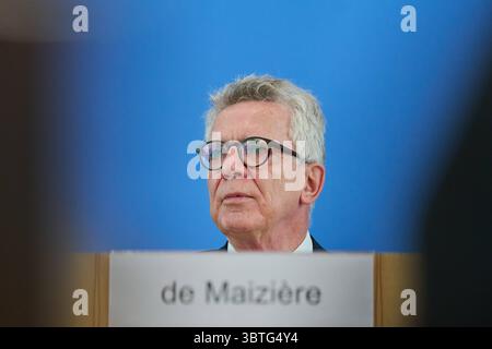 Bundesminister a. D. Thomas de Maiziere waehrend der Vorstellung des Abschlussberichts der Initiative fuer einen handlungsfaehigen Staat AM 14. Juillet 2025 à Berlin., USAGE ÉDITORIAL EXCLUSIF *** ancien ministre fédéral Thomas de Maiziere lors de la présentation du rapport final de l'Initiative pour un Etat capable d'agir le 14 juillet 2025 à Berlin, USAGE ÉDITORIAL EXCLUSIF Copyright : epd-bild/ChristianxDitsch D25D0714InitiativeHandlungStaat141240 Banque D'Images
