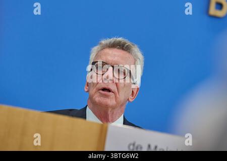 Bundesminister a. D. Thomas de Maiziere waehrend der Vorstellung des Abschlussberichts der Initiative fuer einen handlungsfaehigen Staat AM 14. Juillet 2025 à Berlin., USAGE ÉDITORIAL EXCLUSIF *** ancien ministre fédéral Thomas de Maiziere lors de la présentation du rapport final de l'Initiative pour un État capable d'agir le 14 juillet 2025 à Berlin, USAGE ÉDITORIAL EXCLUSIF Copyright : epd-bild/ChristianxDitsch D25D0714InitiativeHandlungStaat141113 Banque D'Images