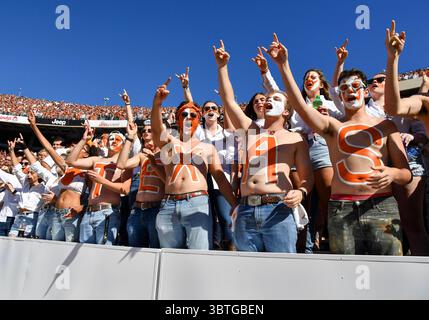 12 oct. 2019 : le Texas HellRaisers Spirit club lors du match de rivalité de la NCAA Red River entre les Sooners de l'Université d'Oklahoma et les Longhorns de l'Université du Texas au Cotton Bowl Stadium de Fair Park à Dallas, TX Oklahoma a battu 34-27 Albert Pena/CSM(crédit image : &copy ; Albert Pena/CSM via ZUMA Wire) Banque D'Images