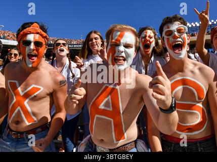 12 oct. 2019 : le Texas HellRaisers Spirit club lors du match de rivalité de la NCAA Red River entre les Sooners de l'Université d'Oklahoma et les Longhorns de l'Université du Texas au Cotton Bowl Stadium de Fair Park à Dallas, TX Oklahoma a battu 34-27 Albert Pena/CSM(crédit image : &copy ; Albert Pena/CSM via ZUMA Wire) Banque D'Images