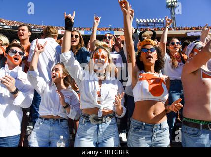 12 oct. 2019 : le Texas HellRaisers Spirit club et Hell's belles lors du match de rivalité de la NCAA Red River entre les Sooners de l'Université d'Oklahoma et les Longhorns de l'Université du Texas au Cotton Bowl Stadium de Fair Park à Dallas, TX Oklahoma ont battu 34-27 Albert Pena/CSM(crédit image : &copy ; Albert Pena/CSM via ZUMA Wire) Banque D'Images