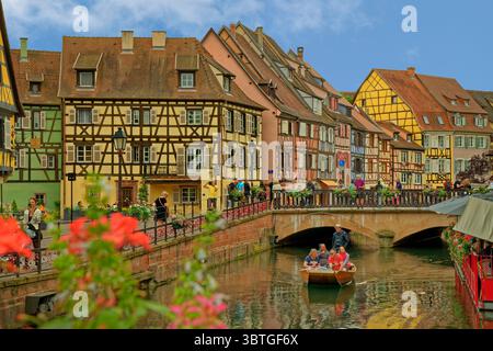 Bâtiments à colombages dans le quartier de la « petite Venise » de la vieille ville de Colmar en Alsace. Banque D'Images
