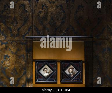 HAARLEM - L'installation des peintures de Frans Hals Violin Playing Boy and Singing Girl récemment acquises au Musée Frans Hals. Lors d'une vente aux enchères à New York, le musée Frans Hals et le Mauritshuis ont acheté conjointement les deux tableaux de Frans Hals. ANP REMKO DE WAAL pays-bas Out - belgique Out Banque D'Images