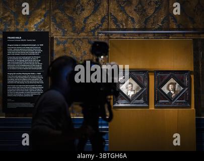 HAARLEM - L'installation des peintures de Frans Hals Violin Playing Boy and Singing Girl récemment acquises au Musée Frans Hals. Lors d'une vente aux enchères à New York, le musée Frans Hals et le Mauritshuis ont acheté conjointement les deux tableaux de Frans Hals. ANP REMKO DE WAAL pays-bas Out - belgique Out Banque D'Images
