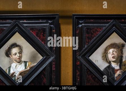 HAARLEM - L'installation des peintures de Frans Hals Violin Playing Boy and Singing Girl récemment acquises au Musée Frans Hals. Lors d'une vente aux enchères à New York, le musée Frans Hals et le Mauritshuis ont acheté conjointement les deux tableaux de Frans Hals. ANP REMKO DE WAAL pays-bas Out - belgique Out Banque D'Images