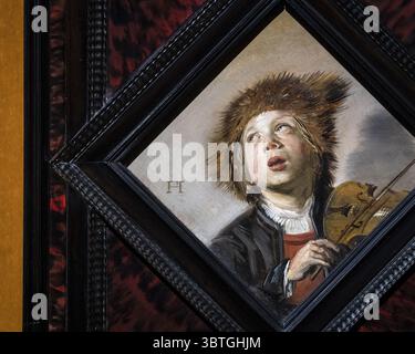 HAARLEM - L'installation des peintures de Frans Hals Violin Playing Boy and Singing Girl récemment acquises au Musée Frans Hals. Lors d'une vente aux enchères à New York, le musée Frans Hals et le Mauritshuis ont acheté conjointement les deux tableaux de Frans Hals. ANP REMKO DE WAAL pays-bas Out - belgique Out Banque D'Images