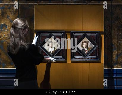 HAARLEM - L'installation des peintures de Frans Hals Violin Playing Boy and Singing Girl récemment acquises au Musée Frans Hals. Lors d'une vente aux enchères à New York, le musée Frans Hals et le Mauritshuis ont acheté conjointement les deux tableaux de Frans Hals. ANP REMKO DE WAAL pays-bas Out - belgique Out Banque D'Images