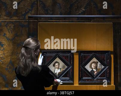 HAARLEM - L'installation des peintures de Frans Hals Violin Playing Boy and Singing Girl récemment acquises au Musée Frans Hals. Lors d'une vente aux enchères à New York, le musée Frans Hals et le Mauritshuis ont acheté conjointement les deux tableaux de Frans Hals. ANP REMKO DE WAAL pays-bas Out - belgique Out Banque D'Images