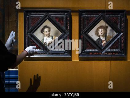 HAARLEM - L'installation des peintures de Frans Hals Violin Playing Boy and Singing Girl récemment acquises au Musée Frans Hals. Lors d'une vente aux enchères à New York, le musée Frans Hals et le Mauritshuis ont acheté conjointement les deux tableaux de Frans Hals. ANP REMKO DE WAAL pays-bas Out - belgique Out Banque D'Images
