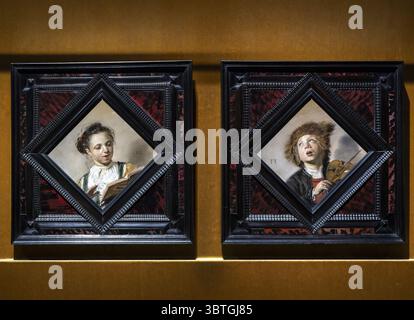 HAARLEM - L'installation des peintures de Frans Hals Violin Playing Boy and Singing Girl récemment acquises au Musée Frans Hals. Lors d'une vente aux enchères à New York, le musée Frans Hals et le Mauritshuis ont acheté conjointement les deux tableaux de Frans Hals. ANP REMKO DE WAAL pays-bas Out - belgique Out Banque D'Images