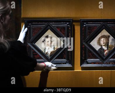 HAARLEM - L'installation des peintures de Frans Hals Violin Playing Boy and Singing Girl récemment acquises au Musée Frans Hals. Lors d'une vente aux enchères à New York, le musée Frans Hals et le Mauritshuis ont acheté conjointement les deux tableaux de Frans Hals. ANP REMKO DE WAAL pays-bas Out - belgique Out Banque D'Images