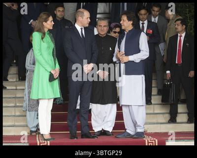 15 octobre 2019, Islamabad, Pakistan : image sous licence à i-images Picture Agency. 15/10/2019. Islamabad, Pakistan. Le duc et la duchesse de Cambridge lors d'une rencontre avec Imran Khan , le premier ministre du Pakistan à sa résidence officielle à Islamabad, le deuxième jour de leur tournée royale au Pakistan. Photo de Stephen Lock / i-images (crédit image : © Stephen Lock/i-images via ZUMA Press) Banque D'Images
