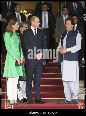 15 octobre 2019, Islamabad, Pakistan : image sous licence à i-images Picture Agency. 15/10/2019. Islamabad, Pakistan. Le duc et la duchesse de Cambridge lors d'une rencontre avec Imran Khan , le premier ministre du Pakistan à sa résidence officielle à Islamabad, le deuxième jour de leur tournée royale au Pakistan. Photo de Stephen Lock / i-images (crédit image : © Stephen Lock/i-images via ZUMA Press) Banque D'Images