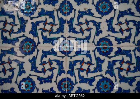 Un gros plan de tuiles Iznik exquises de la mosquée Rustem Pasha, montrant des motifs floraux et géométriques complexes bleus, blancs et rouges. Banque D'Images