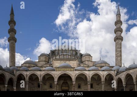 La grande cour de la mosquée Suleymaniye à Istanbul, avec son portique à arcades, ses multiples dômes et son grand minaret. Banque D'Images