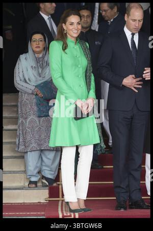 15 octobre 2019, Islamabad, Pakistan : image sous licence à i-images Picture Agency. 15/10/2019. Islamabad, Pakistan. Le duc et la duchesse de Cambridge lors d'une rencontre avec Imran Khan , le premier ministre du Pakistan à sa résidence officielle à Islamabad, le deuxième jour de leur tournée royale au Pakistan. Photo de Stephen Lock / i-images (crédit image : © Stephen Lock/i-images via ZUMA Press) Banque D'Images