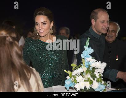 15 octobre 2019, Islamabad, Pakistan : image sous licence à i-images Picture Agency. 15/10/2019. Islamabad, Pakistan. Le Duc et la Duchesse de Cambridge lors d'une réception au Monument national à Islamabad, Pakistan, le deuxième jour de leur visite royale photo par i-images / Pool (crédit image : © Pool/i-images via ZUMA Press) Banque D'Images