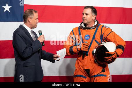 15 octobre 2019, Washington, District of Columbia, États-Unis : Jim Bridenstine, administrateur de la NASA, à gauche, parle avec Dustin Gohmert, responsable du projet Orion Crew Survival Systems au Centre spatial Johnson de la NASA, portant la combinaison Orion Crew Survival System, à propos de la combinaison, mardi 15 octobre 2019 au siège de la NASA à Washington. La combinaison Orion est conçue pour un ajustement personnalisé et intègre une technologie de sécurité et des caractéristiques de mobilité qui aideront à protéger les astronautes le jour du lancement, dans les situations d'urgence, les parties à haut risque des missions près de la Lune et pendant le retour à grande vitesse sur Terre. (Crédit image : © Banque D'Images
