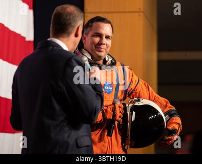 15 octobre 2019, Washington, District of Columbia, États-Unis : Jim Bridenstine, administrateur de la NASA, à gauche, parle avec Dustin Gohmert, responsable du projet Orion Crew Survival Systems au NASAS Johnson Space Center, portant la combinaison Orion Crew Survival System, à propos de la combinaison, mardi 15 octobre 2019 au siège de la NASA à Washington. La combinaison Orion est conçue pour un ajustement personnalisé et intègre une technologie de sécurité et des caractéristiques de mobilité qui aideront à protéger les astronautes le jour du lancement, dans les situations d'urgence, les parties à haut risque des missions près de la Lune et pendant le retour à grande vitesse sur Terre. (Crédit image : © Banque D'Images