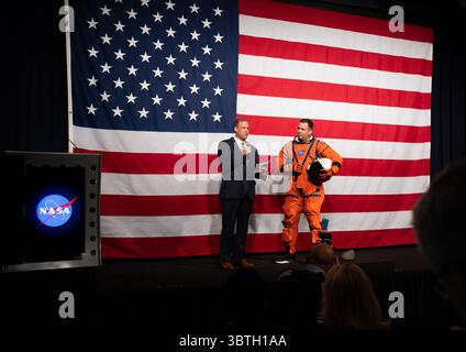 15 octobre 2019, Washington, District of Columbia, États-Unis : JIM BRIDENSTINE, administrateur de la NASA, à gauche, parle avec DUSTIN GOHMERT, responsable du projet Orion Crew Survival Systems au Johnson Space Center de la NASA, portant la combinaison Orion Crew Survival System, à propos de la combinaison, mardi 15 octobre 2019 au siège de la NASA à Washington. La combinaison Orion est conçue pour un ajustement personnalisé et intègre une technologie de sécurité et des caractéristiques de mobilité qui aideront à protéger les astronautes le jour du lancement, dans les situations d'urgence, les parties à haut risque des missions près de la Lune et pendant le retour à grande vitesse sur Terre. (Crédit image : © Banque D'Images