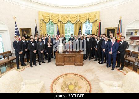 15 octobre 2019, Washington, DC, États-Unis d’Amérique : le président américain Donald Trump, au centre, pose avec les membres de l’équipe professionnelle de hockey sur glace du championnat de la Coupe Stanley 2019, les membres Louis Blues, dans le bureau ovale de la Maison Blanche le 15 octobre 2019 à Washington, DC. (Crédit image : © Shealah Craighead via ZUMA Wire) Banque D'Images